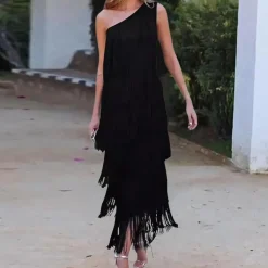 Jurken & Jumpsuits Dames*Carol - Modieuze één-schouder zomerjurk met kwastjes