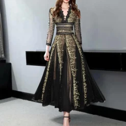 Jurken & Jumpsuits Dames*Eleanora - Elegante Kanten Zomerjurk met V-Hals Zwart