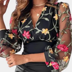 Topjes & Shirts Dames*Elegante zomerse damestop met bloemenborduursel Zwart