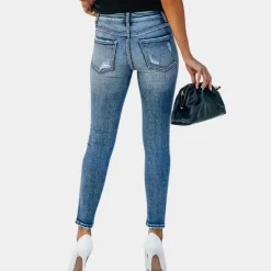 Broeken & Rokken Dames*Ember - Skinny damesjeans met knopen voor de zomer Blauw