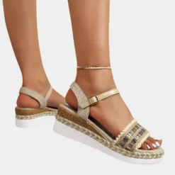 Damesschoenen*Gevlochten damessandalen met sleehak voor de zomer Veelkleurig