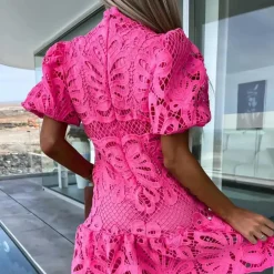 Jurken & Jumpsuits Dames*Gwenda - Elegante kanten zomerjurk met subtiele uitsnijdingen