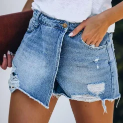 Broeken & Rokken Dames*Hildegard - Modieuze asymmetrische denim shorts voor dames - Zomerse stijl Blauw