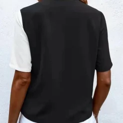 Blazers & Blouses Dames*Lara - Luchtige damesblouse met chique V-hals, knoopdetail en zomerse tweekleurige elegantie