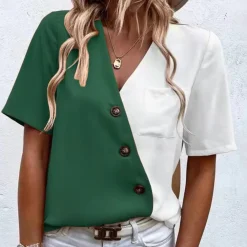 Blazers & Blouses Dames*Lara - Luchtige damesblouse met chique V-hals, knoopdetail en zomerse tweekleurige elegantie