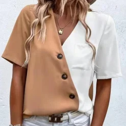 Blazers & Blouses Dames*Lara - Luchtige damesblouse met chique V-hals, knoopdetail en zomerse tweekleurige elegantie