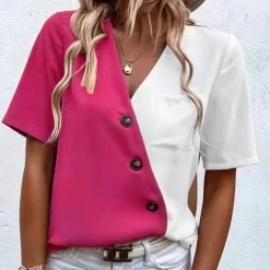 Blazers & Blouses Dames*Lara - Luchtige damesblouse met chique V-hals, knoopdetail en zomerse tweekleurige elegantie