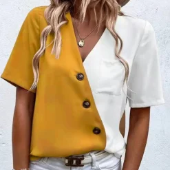 Blazers & Blouses Dames*Lara - Luchtige damesblouse met chique V-hals, knoopdetail en zomerse tweekleurige elegantie