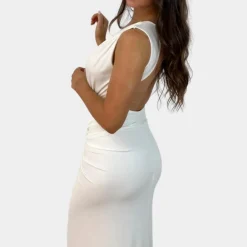 Jurken & Jumpsuits Dames*Magdalena - Stijlvolle damesjurk met diepe v-hals voor de zomer