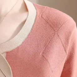 Truien & Vesten Dames*Malina - Tijdloze dames trui met eenvoudige elegantie voor de zomer Roze