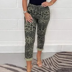 Broeken & Rokken Dames*Penelope - Damesbroek in Luxe Camouflage met Optimaal Comfort voor de Zomer
