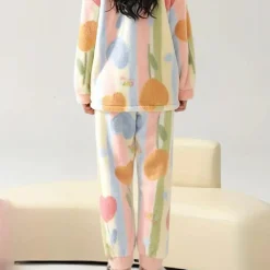 Sets Dames*Romhilda - Zachte en kleurrijke pluche pyjamaset voor dames - Perfect voor de lente en zomeravonden Veelkleurig