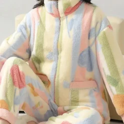 Sets Dames*Romhilda - Zachte en kleurrijke pluche pyjamaset voor dames - Perfect voor de lente en zomeravonden Veelkleurig