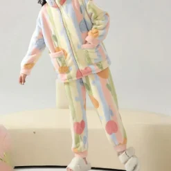 Sets Dames*Romhilda - Zachte en kleurrijke pluche pyjamaset voor dames - Perfect voor de lente en zomeravonden Veelkleurig