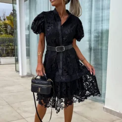 Jurken & Jumpsuits Dames*Sidra - Sierlijke kanten zomerjurk met pofmouwen en ceintuur