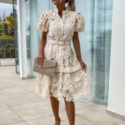 Jurken & Jumpsuits Dames*Sidra - Sierlijke kanten zomerjurk met pofmouwen en ceintuur