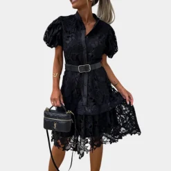 Jurken & Jumpsuits Dames*Sidra - Sierlijke kanten zomerjurk met pofmouwen en ceintuur