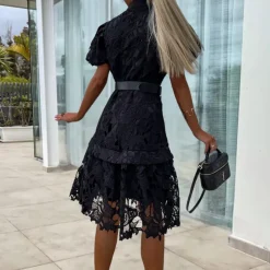 Jurken & Jumpsuits Dames*Sidra - Sierlijke kanten zomerjurk met pofmouwen en ceintuur