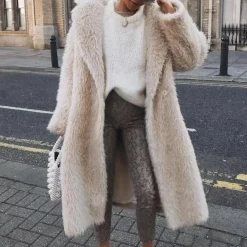 Jassen Dames*TARA - Stijlvolle Winterjas van Pluche voor Dames Beige